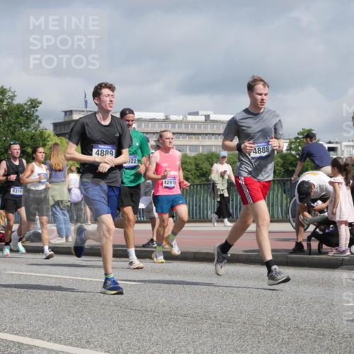 29.06.2025 - hella hamburg halbmarathon Luisa Fischer http://msf.ph/oto/8459629 29.06.2025 09:53:38 Kennedybrücke 116, 5087, 295, 8319, 4889, 922, 12915, 4888, 1256, 1962, 2579, 3947, 4854, 4888, 4889, 5087, 6639, 6721, 6901, 7116, 7284, 7635, 8122, 8319, 8966, 9313, 9755, 9833, 10415, 10469 meine-sportfotos.de