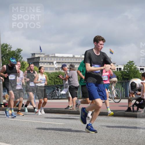 29.06.2025 - hella hamburg halbmarathon Luisa Fischer http://msf.ph/oto/8459650 29.06.2025 09:53:38 Kennedybrücke 7116, 5087, 95, 8319, 5689, 12915, 1256, 1962, 2579, 3947, 4854, 4888, 4889, 5087, 6639, 6721, 6901, 7116, 7284, 7635, 8122, 8319, 8966, 9313, 9755, 9833, 10415, 10469 meine-sportfotos.de