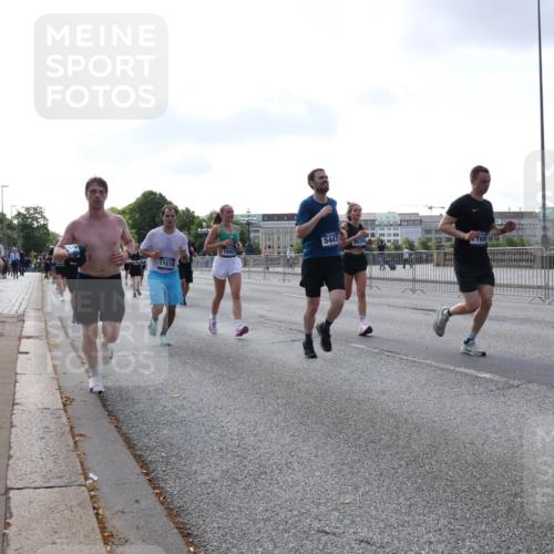29.06.2025 - hella hamburg halbmarathon Lena Gebhardt http://msf.ph/oto/8459659 29.06.2025 09:54:43 Lombardsbrücke 11518, 5447, 9038, 168, 1171, 1342, 1399, 1549, 1817, 1942, 2020, 2098, 2188, 2222, 2367, 2442, 2470, 2561, 2592, 2596, 2670, 2842, 2889, 2955, 3208, 3209, 3477, 3562, 4017, 4029, 4816, 4832, 5020, 5399, 5447, 5706, 5884, 6266, 6290, 6389, 6630, 6723, 6819, 6978, 6991, 7087, 7274, 7297, 7335, 7709, 7908, 8117, 8142, 8374, 8482, 8487, 8576, 8657, 8698, 8916, 8981, 9038, 9051, 9093, 9476, 9661, 9710, 9815, 9924, 10057, 10237 meine-sportfotos.de