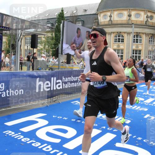 29.06.2025 - hella hamburg halbmarathon Michael Strokosch http://msf.ph/oto/8459700 29.06.2025 10:32:33 Ziel 1707, 5070, 5746, 7845, 8883, 11745, 11877, 13199, 16957, 18135, 18562, 18563 meine-sportfotos.de