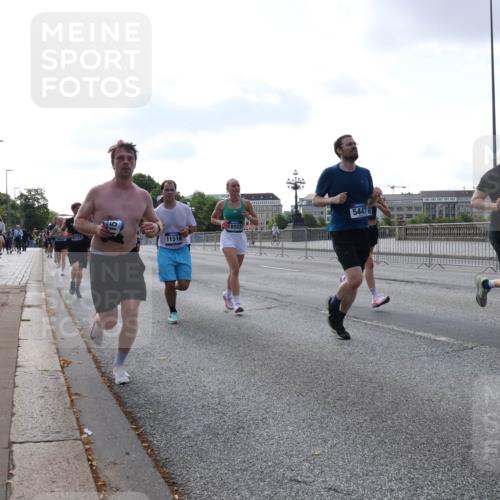 29.06.2025 - hella hamburg halbmarathon Lena Gebhardt http://msf.ph/oto/8459710 29.06.2025 09:54:43 Lombardsbrücke 6723, 11518, 8923, 54478, 11688, 1171, 1342, 1399, 1549, 1817, 1942, 2020, 2098, 2188, 2222, 2367, 2442, 2470, 2561, 2592, 2596, 2670, 2842, 2889, 2955, 3208, 3209, 3477, 3562, 4017, 4029, 4816, 4832, 5020, 5399, 5447, 5706, 5884, 6266, 6290, 6389, 6630, 6723, 6819, 6978, 6991, 7087, 7274, 7297, 7335, 7709, 7908, 8117, 8142, 8374, 8482, 8487, 8576, 8657, 8698, 8916, 8981, 9038, 9051, 9093, 9476, 9661, 9710, 9815, 9924, 10057, 10237 meine-sportfotos.de
