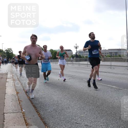 29.06.2025 - hella hamburg halbmarathon Lena Gebhardt http://msf.ph/oto/8459729 29.06.2025 09:54:43 Lombardsbrücke 6723, 19, 11518, 8923, 5447, 11688, 1171, 1342, 1399, 1549, 1817, 1942, 2020, 2098, 2188, 2222, 2367, 2442, 2470, 2561, 2592, 2596, 2670, 2842, 2889, 2955, 3208, 3209, 3477, 3562, 4017, 4029, 4816, 4832, 5020, 5399, 5447, 5706, 5884, 6266, 6290, 6389, 6630, 6723, 6819, 6978, 6991, 7087, 7274, 7297, 7335, 7709, 7908, 8117, 8142, 8374, 8482, 8487, 8576, 8657, 8698, 8916, 8981, 9038, 9051, 9093, 9476, 9661, 9710, 9815, 9924, 10057, 10237 meine-sportfotos.de