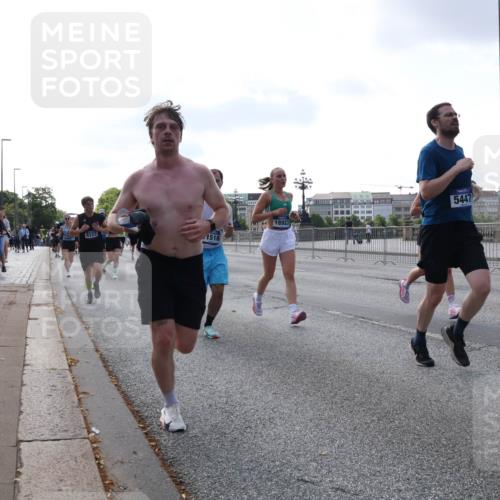 29.06.2025 - hella hamburg halbmarathon Lena Gebhardt http://msf.ph/oto/8459754 29.06.2025 09:54:43 Lombardsbrücke 6723, 1518, 18923, 5447, 1171, 1342, 1399, 1549, 1817, 1942, 2020, 2098, 2188, 2222, 2367, 2442, 2470, 2561, 2592, 2596, 2670, 2842, 2889, 2955, 3208, 3209, 3477, 3562, 4017, 4029, 4816, 4832, 5020, 5399, 5447, 5706, 5884, 6266, 6290, 6389, 6630, 6723, 6819, 6978, 6991, 7087, 7274, 7297, 7335, 7709, 7908, 8117, 8142, 8374, 8482, 8487, 8576, 8657, 8698, 8916, 8981, 9038, 9051, 9093, 9476, 9661, 9710, 9815, 9924, 10057, 10237 meine-sportfotos.de