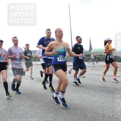 29.06.2025 - hella hamburg halbmarathon Lena Gebhardt http://msf.ph/oto/8459764 29.06.2025 10:31:48 Lombardsbrücke 14793, 1235, 2831, 2832, 04, 1235, 1311, 1373, 1844, 1879, 2384, 2672, 2831, 2832, 3221, 3239, 3358, 3396, 3397, 3424, 3571, 3681, 3751, 3752, 4877, 4953, 5156, 5165, 5601, 5846, 5965, 6078, 6160, 6546, 6573, 6640, 6718, 6727, 7295, 7334, 7344, 7695, 7772, 7789, 7816, 7898, 8304, 8538, 8620, 8806, 9078, 9104, 9183, 9478, 9812, 9883, 10240, 10586, 11587, 13724, 15725, 16978, 17404, 17517, 17706 meine-sportfotos.de