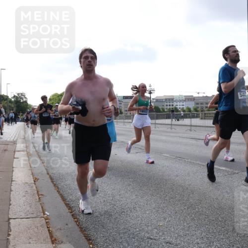 29.06.2025 - hella hamburg halbmarathon Lena Gebhardt http://msf.ph/oto/8459807 29.06.2025 09:54:44 Lombardsbrücke 18923, 6723, 5447, 1171, 1342, 1549, 1817, 1942, 2020, 2098, 2188, 2222, 2367, 2442, 2470, 2561, 2592, 2596, 2670, 2842, 2889, 2955, 3208, 3209, 3562, 4017, 4029, 4816, 4832, 5020, 5399, 5447, 5706, 5884, 6266, 6290, 6389, 6630, 6723, 6819, 6978, 6991, 7087, 7274, 7335, 7709, 7908, 8117, 8142, 8374, 8482, 8487, 8576, 8657, 8698, 8916, 8981, 9038, 9051, 9093, 9476, 9661, 9710, 9815, 9924, 10057, 10237 meine-sportfotos.de