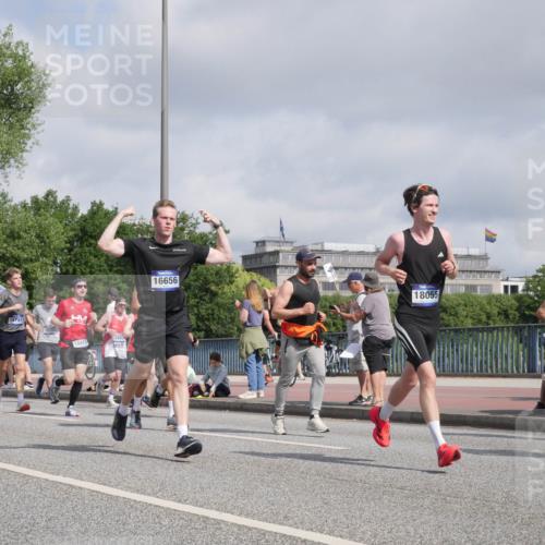 29.06.2025 - hella hamburg halbmarathon Luisa Fischer http://msf.ph/oto/8459844 29.06.2025 09:53:44 Kennedybrücke 16761, 854, 12153, 10415, 3947, 16656, 18055, 10469, 1256, 1912, 1962, 3947, 4854, 4865, 5275, 6593, 6901, 7116, 7378, 7635, 7693, 9262, 9371, 9755, 9833, 9885, 10193, 10415, 10469 meine-sportfotos.de