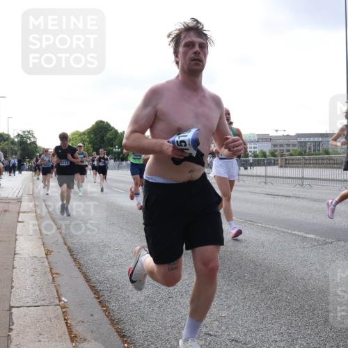 29.06.2025 - hella hamburg halbmarathon Lena Gebhardt http://msf.ph/oto/8459863 29.06.2025 09:54:44 Lombardsbrücke 6723, 18915, 9038, 54, 1171, 1342, 1549, 1817, 1942, 2020, 2098, 2188, 2222, 2367, 2442, 2470, 2561, 2592, 2596, 2670, 2842, 2889, 2955, 3208, 3209, 3562, 4017, 4029, 4816, 4832, 5020, 5399, 5447, 5706, 5884, 6266, 6290, 6389, 6630, 6723, 6819, 6978, 6991, 7087, 7274, 7335, 7709, 7908, 8117, 8142, 8374, 8482, 8487, 8576, 8657, 8698, 8916, 8981, 9038, 9051, 9093, 9476, 9661, 9710, 9815, 9924, 10057, 10237 meine-sportfotos.de