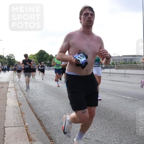 29.06.2025 - hella hamburg halbmarathon Lena Gebhardt http://msf.ph/oto/8459886 29.06.2025 09:54:44 Lombardsbrücke 6723, 18915, 619, 8923, 9038, 1171, 1342, 1549, 1817, 1942, 2020, 2098, 2188, 2222, 2367, 2442, 2470, 2561, 2592, 2596, 2670, 2842, 2889, 2955, 3208, 3209, 3562, 4017, 4029, 4816, 4832, 5020, 5399, 5447, 5706, 5884, 6266, 6290, 6389, 6630, 6723, 6819, 6978, 6991, 7087, 7274, 7335, 7709, 7908, 8117, 8142, 8374, 8482, 8487, 8576, 8657, 8698, 8916, 8981, 9038, 9051, 9093, 9476, 9661, 9710, 9815, 9924, 10057, 10237 meine-sportfotos.de