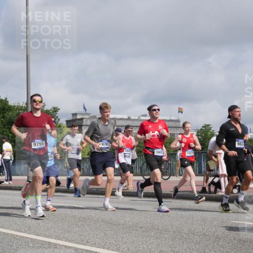 29.06.2025 - hella hamburg halbmarathon Luisa Fischer http://msf.ph/oto/8459915 29.06.2025 09:53:46 Kennedybrücke 18650, 9755, 54, 2153, 6761, 3947, 10415, 9833, 18274, 1136, 1256, 1912, 3700, 3947, 4854, 4865, 5275, 6593, 7378, 7693, 9262, 9371, 9755, 9833, 9885, 10193, 10415, 10469 meine-sportfotos.de