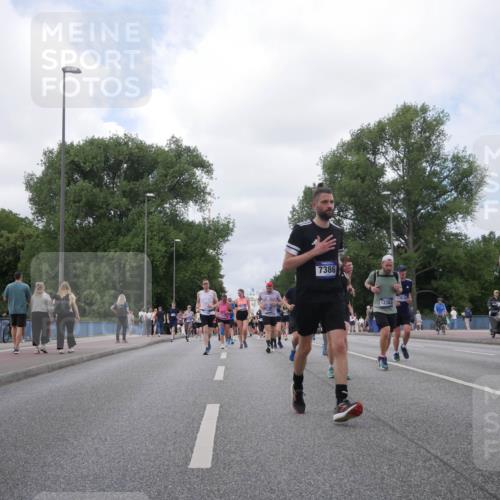 29.06.2025 - hella hamburg halbmarathon Luisa Fischer http://msf.ph/oto/8459946 29.06.2025 10:38:26 Kennedybrücke 7386, 12382, 13539, 10393, 1821, 1849, 3170, 3958, 4333, 4564, 4696, 5027, 5793, 6365, 6379, 6397, 6746, 7386, 7733, 8249, 9342, 10358, 10393 meine-sportfotos.de
