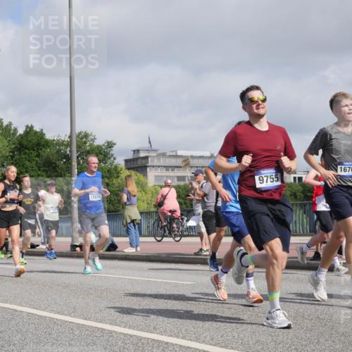 29.06.2025 - hella hamburg halbmarathon Luisa Fischer http://msf.ph/oto/8459952 29.06.2025 09:53:47 Kennedybrücke 15654, 9371, 18650, 9755, 16761, 1136, 1256, 1912, 2972, 3700, 3947, 4759, 4854, 4865, 5275, 6593, 7378, 7693, 9262, 9371, 9755, 9833, 9885, 10193, 10415, 10469 meine-sportfotos.de