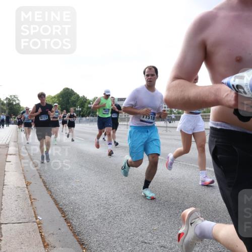 29.06.2025 - hella hamburg halbmarathon Lena Gebhardt http://msf.ph/oto/8459981 29.06.2025 09:54:44 Lombardsbrücke 6723, 18915, 6978, 6978, 1518, 1171, 1342, 1549, 1817, 1942, 2020, 2098, 2188, 2222, 2367, 2442, 2470, 2561, 2592, 2596, 2670, 2842, 2889, 2955, 3208, 3209, 3562, 4017, 4029, 4816, 4832, 5020, 5399, 5447, 5706, 5884, 6266, 6290, 6389, 6630, 6723, 6819, 6978, 6991, 7087, 7274, 7335, 7709, 7908, 8117, 8142, 8374, 8482, 8487, 8576, 8657, 8698, 8916, 8981, 9038, 9051, 9093, 9476, 9661, 9710, 9815, 9924, 10057, 10237 meine-sportfotos.de