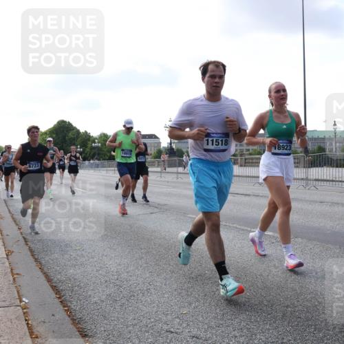 29.06.2025 - hella hamburg halbmarathon Lena Gebhardt http://msf.ph/oto/8460043 29.06.2025 09:54:44 Lombardsbrücke 6723, 18915, 11518, 18923, 1171, 1342, 1549, 1817, 1942, 2020, 2098, 2188, 2222, 2367, 2442, 2470, 2561, 2592, 2596, 2670, 2842, 2889, 2955, 3208, 3209, 3562, 4017, 4029, 4816, 4832, 5020, 5399, 5447, 5706, 5884, 6266, 6290, 6389, 6630, 6723, 6819, 6978, 6991, 7087, 7274, 7335, 7709, 7908, 8117, 8142, 8374, 8482, 8487, 8576, 8657, 8698, 8916, 8981, 9038, 9051, 9093, 9476, 9661, 9710, 9815, 9924, 10057, 10237 meine-sportfotos.de