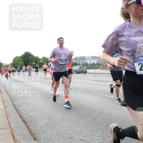 29.06.2025 - hella hamburg halbmarathon Lena Gebhardt http://msf.ph/oto/8460061 29.06.2025 10:31:49 Lombardsbrücke 18433, 1479, 2831, 1235, 1311, 1373, 1844, 1879, 2384, 2672, 2831, 2832, 3221, 3239, 3358, 3396, 3397, 3424, 3571, 3681, 3751, 3752, 4877, 4953, 5156, 5165, 5601, 5846, 5965, 6078, 6160, 6546, 6573, 6640, 6718, 6727, 7295, 7334, 7344, 7570, 7695, 7772, 7789, 7816, 7898, 8304, 8538, 8620, 8806, 9078, 9104, 9183, 9478, 9812, 9883, 10240, 10586, 11587, 13724, 16978, 17404, 17517, 17706 meine-sportfotos.de