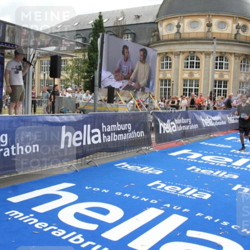 29.06.2025 - hella hamburg halbmarathon Michael Strokosch http://msf.ph/oto/8460076 29.06.2025 10:32:39 Ziel 1707, 1990, 11877, 13199, 14293, 14908, 16619, 18135, 18562, 18563 meine-sportfotos.de