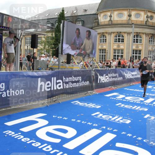 29.06.2025 - hella hamburg halbmarathon Michael Strokosch http://msf.ph/oto/8460094 29.06.2025 10:32:39 Ziel 1707, 1990, 11877, 13199, 14293, 14908, 16619, 18135, 18562, 18563 meine-sportfotos.de
