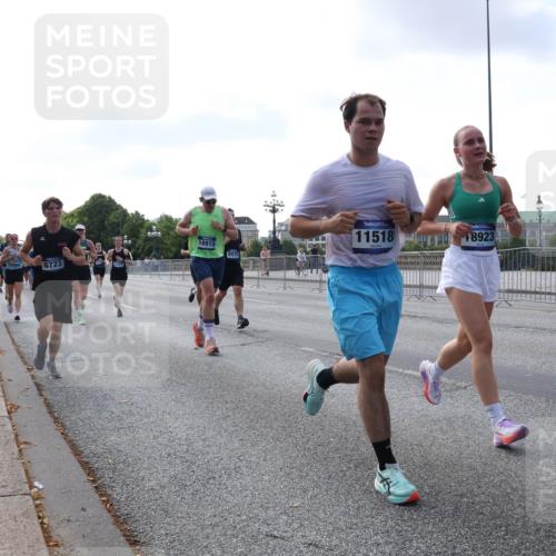 29.06.2025 - hella hamburg halbmarathon Lena Gebhardt http://msf.ph/oto/8460097 29.06.2025 09:54:45 Lombardsbrücke 6723, 2222, 18915, 697, 1151818923, 1171, 1342, 1549, 1817, 1942, 2020, 2098, 2222, 2367, 2442, 2470, 2561, 2592, 2596, 2670, 2816, 2842, 2889, 2955, 3208, 3209, 3562, 4017, 4029, 4816, 4832, 5020, 5399, 5447, 5706, 5884, 6266, 6290, 6389, 6630, 6723, 6819, 6923, 6978, 6991, 7087, 7274, 7335, 7709, 7908, 8117, 8142, 8374, 8482, 8487, 8576, 8657, 8698, 8916, 8981, 9038, 9051, 9093, 9476, 9661, 9710, 9815, 9924, 10057, 10237, 11333 meine-sportfotos.de