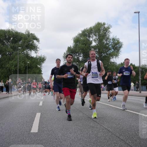 29.06.2025 - hella hamburg halbmarathon Luisa Fischer http://msf.ph/oto/8460110 29.06.2025 10:38:36 Kennedybrücke 2198, 4333, 4704, 3958, 6365, 12, 2198, 2787, 3170, 3958, 4333, 4696, 4703, 6029, 6365, 6397, 6471, 8249, 8296, 9803, 10360, 10652 meine-sportfotos.de