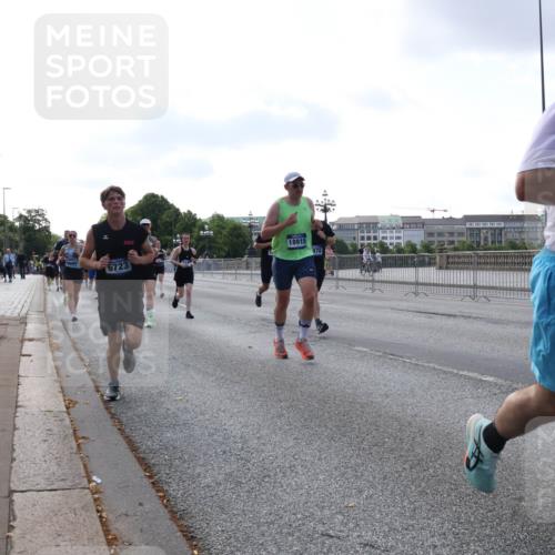 29.06.2025 - hella hamburg halbmarathon Lena Gebhardt http://msf.ph/oto/8460153 29.06.2025 09:54:45 Lombardsbrücke 18915, 6723, 1151, 1171, 1342, 1549, 1817, 1942, 2020, 2098, 2222, 2367, 2442, 2470, 2561, 2592, 2596, 2670, 2816, 2842, 2889, 2955, 3208, 3209, 3562, 4017, 4029, 4816, 4832, 5020, 5399, 5447, 5706, 5884, 6266, 6290, 6389, 6630, 6723, 6819, 6923, 6978, 6991, 7087, 7274, 7335, 7709, 7908, 8117, 8142, 8374, 8482, 8487, 8576, 8657, 8698, 8916, 8981, 9038, 9051, 9093, 9476, 9661, 9710, 9815, 9924, 10057, 10237, 11333 meine-sportfotos.de