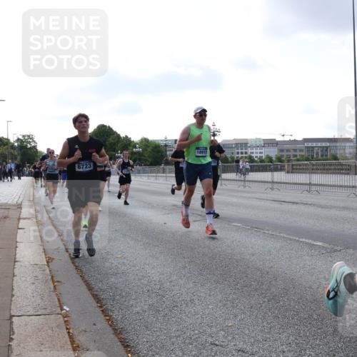 29.06.2025 - hella hamburg halbmarathon Lena Gebhardt http://msf.ph/oto/8460205 29.06.2025 09:54:45 Lombardsbrücke 6723, 18915, 978, 1171, 1342, 1549, 1817, 1942, 2020, 2098, 2222, 2367, 2442, 2470, 2561, 2592, 2596, 2670, 2816, 2842, 2889, 2955, 3208, 3209, 3562, 4017, 4029, 4816, 4832, 5020, 5399, 5447, 5706, 5884, 6266, 6290, 6389, 6630, 6723, 6819, 6923, 6978, 6991, 7087, 7274, 7335, 7709, 7908, 8117, 8142, 8374, 8482, 8487, 8576, 8657, 8698, 8916, 8981, 9038, 9051, 9093, 9476, 9661, 9710, 9815, 9924, 10057, 10237, 11333 meine-sportfotos.de