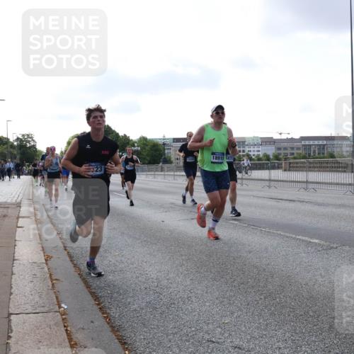 29.06.2025 - hella hamburg halbmarathon Lena Gebhardt http://msf.ph/oto/8460260 29.06.2025 09:54:45 Lombardsbrücke 18801, 23, 12269, 18915, 6978, 1171, 1342, 1549, 1817, 1942, 2020, 2098, 2222, 2367, 2442, 2470, 2561, 2592, 2596, 2670, 2816, 2842, 2889, 2955, 3208, 3209, 3562, 4017, 4029, 4816, 4832, 5020, 5399, 5447, 5706, 5884, 6266, 6290, 6389, 6630, 6723, 6819, 6923, 6978, 6991, 7087, 7274, 7335, 7709, 7908, 8117, 8142, 8374, 8482, 8487, 8576, 8657, 8698, 8916, 8981, 9038, 9051, 9093, 9476, 9661, 9710, 9815, 9924, 10057, 10237, 11333 meine-sportfotos.de