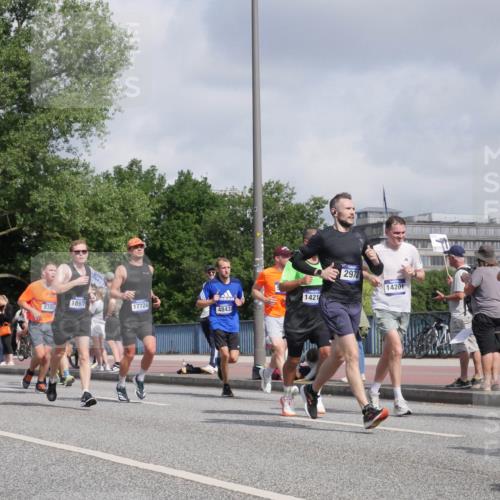 29.06.2025 - hella hamburg halbmarathon Luisa Fischer http://msf.ph/oto/8460282 29.06.2025 09:53:57 Kennedybrücke 1421, 11959, 18970, 9380, 17724, 4843, 2972, 14201, 4759, 1136, 1941, 2972, 3523, 3700, 4759, 4843, 5375, 5410, 9262, 9380 meine-sportfotos.de