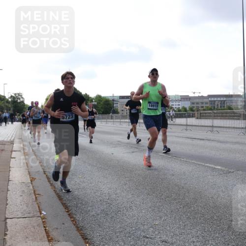 29.06.2025 - hella hamburg halbmarathon Lena Gebhardt http://msf.ph/oto/8460293 29.06.2025 09:54:45 Lombardsbrücke 12269, 18801, 5723, 18915, 978, 1171, 1342, 1549, 1817, 1942, 2020, 2098, 2222, 2367, 2442, 2470, 2561, 2592, 2596, 2670, 2816, 2842, 2889, 2955, 3208, 3209, 3562, 4017, 4029, 4816, 4832, 5020, 5399, 5447, 5706, 5884, 6266, 6290, 6389, 6630, 6723, 6819, 6923, 6978, 6991, 7087, 7274, 7335, 7709, 7908, 8117, 8142, 8374, 8482, 8487, 8576, 8657, 8698, 8916, 8981, 9038, 9051, 9093, 9476, 9661, 9710, 9815, 9924, 10057, 10237, 11333 meine-sportfotos.de