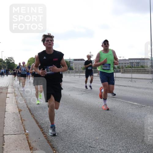 29.06.2025 - hella hamburg halbmarathon Lena Gebhardt http://msf.ph/oto/8460309 29.06.2025 09:54:45 Lombardsbrücke 12269, 18915, 1171, 1342, 1549, 1817, 1942, 2020, 2098, 2222, 2367, 2442, 2470, 2561, 2592, 2596, 2670, 2816, 2842, 2889, 2955, 3208, 3209, 3562, 4017, 4029, 4816, 4832, 5020, 5399, 5447, 5706, 5884, 6266, 6290, 6389, 6630, 6723, 6819, 6923, 6978, 6991, 7087, 7274, 7335, 7709, 7908, 8117, 8142, 8374, 8482, 8487, 8576, 8657, 8698, 8916, 8981, 9038, 9051, 9093, 9476, 9661, 9710, 9815, 9924, 10057, 10237, 11333 meine-sportfotos.de