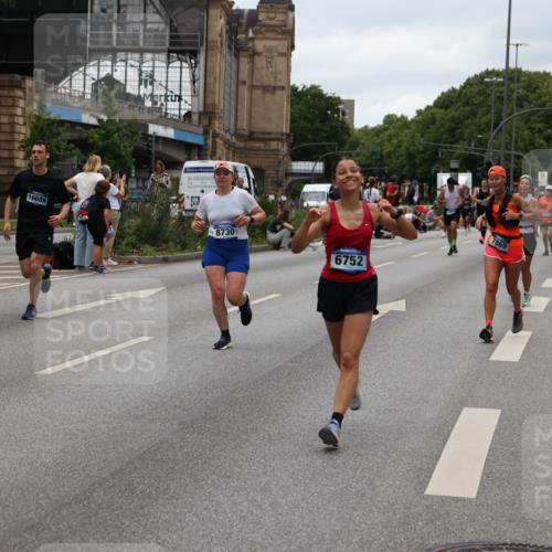 29.06.2025 - hella hamburg halbmarathon Yannick Fuchs http://msf.ph/oto/8460323 29.06.2025 10:56:39 20KM 1114, 1194, 1212, 1264, 1377, 1432, 1531, 1573, 1674, 1851, 2447, 2911, 3001, 3740, 4511, 6311, 6602, 6752, 7869, 8045, 8068, 8624, 8730, 11180, 12008, 12156, 12286, 13498, 13874, 14348, 14368, 14677, 16654, 16688, 17096, 17119, 17142, 18382, 18530, 19023 meine-sportfotos.de