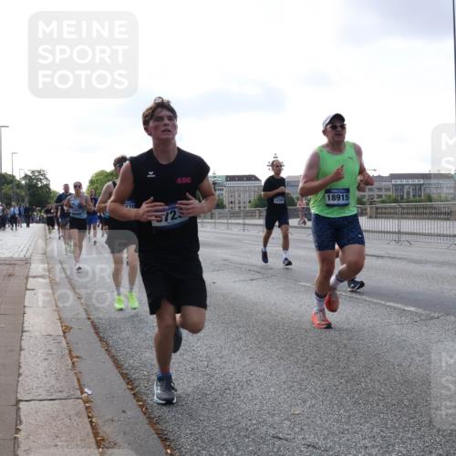 29.06.2025 - hella hamburg halbmarathon Lena Gebhardt http://msf.ph/oto/8460325 29.06.2025 09:54:46 Lombardsbrücke 18301, 270, 5723, 1226, 18915, 1171, 1342, 1549, 1817, 1942, 2020, 2222, 2367, 2442, 2470, 2561, 2592, 2596, 2670, 2816, 2889, 2955, 3208, 3209, 3562, 4017, 4029, 4816, 4832, 5020, 5399, 5447, 5705, 5706, 5884, 6266, 6290, 6389, 6630, 6723, 6819, 6923, 6978, 6991, 7087, 7274, 7335, 7709, 7908, 8117, 8142, 8374, 8482, 8487, 8576, 8657, 8698, 8916, 8981, 9038, 9051, 9093, 9476, 9661, 9710, 9815, 9924, 10057, 10237, 11333 meine-sportfotos.de