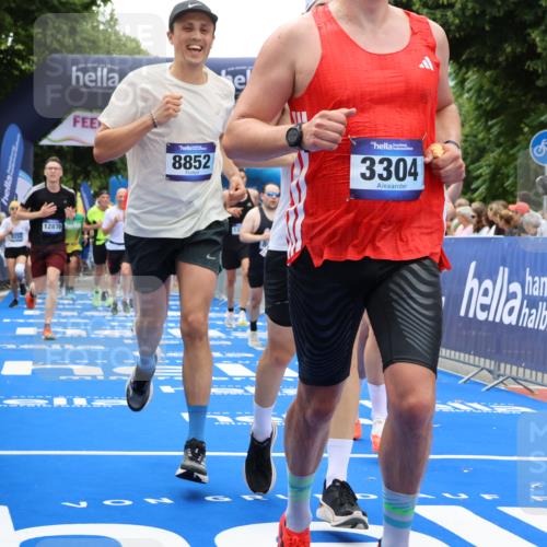 29.06.2025 - hella hamburg halbmarathon Strokosch-Dieckow http://msf.ph/oto/8460353 29.06.2025 10:47:29 Ziel 51, 1012, 1070, 1320, 1592, 1696, 2274, 2284, 2839, 2869, 2953, 3304, 5532, 5650, 5889, 6009, 8023, 8234, 8693, 8852, 8927, 9305, 10423, 10969, 11021, 11077, 11491, 12870, 13223, 13303, 14618, 14619, 15350, 15451, 15479, 15923, 16819, 17846, 17905, 18104, 18758, 18970, 18974, 19181 meine-sportfotos.de