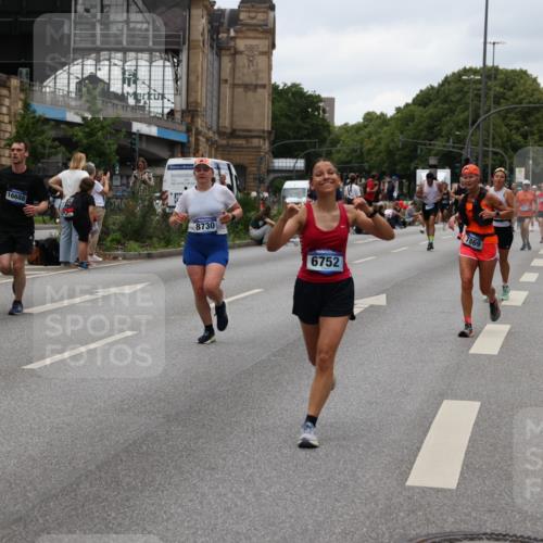 29.06.2025 - hella hamburg halbmarathon Yannick Fuchs http://msf.ph/oto/8460357 29.06.2025 10:56:39 20KM 1114, 1194, 1212, 1264, 1377, 1432, 1531, 1573, 1674, 1851, 2447, 2911, 3001, 3740, 4511, 6311, 6602, 6752, 7869, 8045, 8068, 8624, 8730, 11180, 12008, 12156, 12286, 13498, 13874, 14348, 14368, 14677, 16654, 16688, 17096, 17119, 17142, 18382, 18530, 19023 meine-sportfotos.de