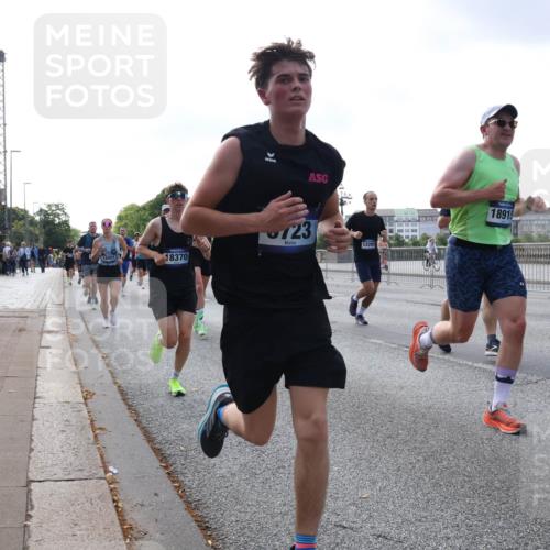 29.06.2025 - hella hamburg halbmarathon Lena Gebhardt http://msf.ph/oto/8460369 29.06.2025 09:54:46 Lombardsbrücke 18801, 18370, 723, 12269, 18915, 1171, 1342, 1549, 1817, 1942, 2020, 2222, 2367, 2442, 2470, 2561, 2592, 2596, 2670, 2816, 2889, 2955, 3208, 3209, 3562, 4017, 4029, 4816, 4832, 5020, 5399, 5447, 5705, 5706, 5884, 6266, 6290, 6389, 6630, 6723, 6819, 6923, 6978, 6991, 7087, 7274, 7335, 7709, 7908, 8117, 8142, 8374, 8482, 8487, 8576, 8657, 8698, 8916, 8981, 9038, 9051, 9093, 9476, 9661, 9710, 9815, 9924, 10057, 10237, 11333 meine-sportfotos.de
