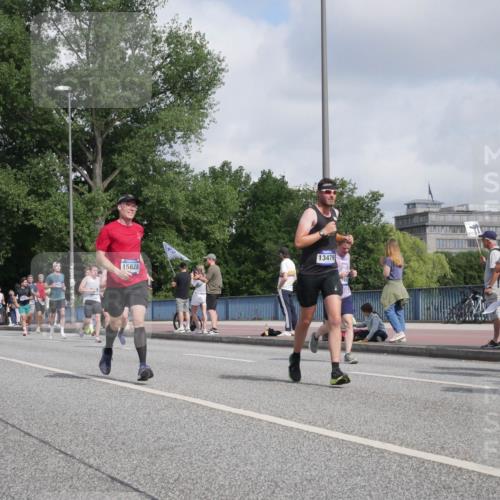 29.06.2025 - hella hamburg halbmarathon Luisa Fischer http://msf.ph/oto/8460402 29.06.2025 09:54:00 Kennedybrücke 1941, 13479, 15828, 1941, 2972, 3523, 4759, 4843, 5375, 5410, 7363, 8871, 9380, 10375 meine-sportfotos.de