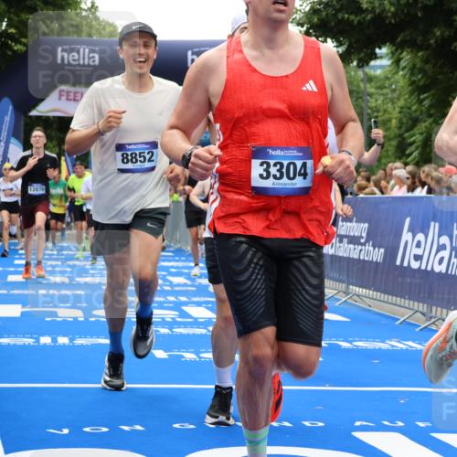 29.06.2025 - hella hamburg halbmarathon Strokosch-Dieckow http://msf.ph/oto/8460465 29.06.2025 10:47:29 Ziel 51, 1012, 1070, 1320, 1592, 1696, 2274, 2284, 2839, 2869, 2953, 3304, 5532, 5650, 5889, 6009, 8023, 8234, 8693, 8852, 8927, 9305, 10423, 10969, 11021, 11077, 11491, 12870, 13223, 13303, 14618, 14619, 15350, 15451, 15479, 15923, 16819, 17846, 17905, 18104, 18758, 18970, 18974, 19181 meine-sportfotos.de