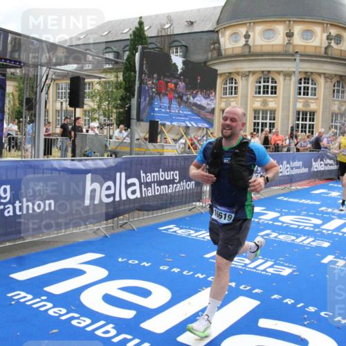 29.06.2025 - hella hamburg halbmarathon Michael Strokosch http://msf.ph/oto/8460492 29.06.2025 10:32:44 Ziel 1990, 7965, 8062, 12987, 13961, 14293, 14908, 16619, 17117, 17151 meine-sportfotos.de