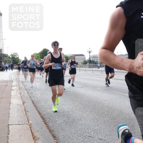 29.06.2025 - hella hamburg halbmarathon Lena Gebhardt http://msf.ph/oto/8460493 29.06.2025 09:54:46 Lombardsbrücke 12670, 18370, 2222, 723, 1171, 1342, 1549, 1817, 1942, 2020, 2222, 2367, 2442, 2470, 2561, 2592, 2596, 2670, 2816, 2889, 2955, 3208, 3209, 3562, 4017, 4029, 4816, 4832, 5020, 5399, 5447, 5705, 5706, 5884, 6266, 6290, 6389, 6630, 6723, 6819, 6923, 6978, 6991, 7087, 7274, 7335, 7709, 7908, 8117, 8142, 8374, 8482, 8487, 8576, 8657, 8698, 8916, 8981, 9038, 9051, 9093, 9476, 9661, 9710, 9815, 9924, 10057, 10237, 11333 meine-sportfotos.de