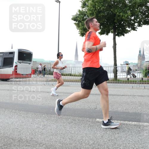 29.06.2025 - hella hamburg halbmarathon Lena Gebhardt http://msf.ph/oto/8460500 29.06.2025 10:31:52 Lombardsbrücke 1235, 1311, 1373, 1844, 1879, 2384, 2672, 2831, 2832, 3221, 3239, 3358, 3396, 3397, 3424, 3571, 3681, 3751, 3752, 3822, 4877, 4924, 4953, 5156, 5165, 5496, 5601, 5846, 5965, 6160, 6546, 6573, 6640, 6718, 6727, 7135, 7295, 7334, 7344, 7570, 7695, 7772, 7789, 7816, 7898, 8304, 8538, 8620, 8806, 9078, 9104, 9183, 9478, 9812, 9883, 10240, 10586, 11587, 13724, 16978, 17404, 17517, 17706 meine-sportfotos.de