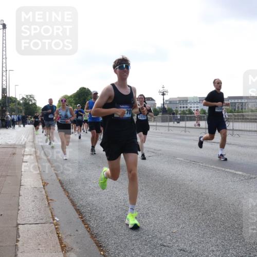 29.06.2025 - hella hamburg halbmarathon Lena Gebhardt http://msf.ph/oto/8460520 29.06.2025 09:54:46 Lombardsbrücke 12670, 70, 2222, 12269, 1171, 1342, 1549, 1817, 1942, 2020, 2222, 2367, 2442, 2470, 2561, 2592, 2596, 2670, 2816, 2889, 2955, 3208, 3209, 3562, 4017, 4029, 4816, 4832, 5020, 5399, 5447, 5705, 5706, 5884, 6266, 6290, 6389, 6630, 6723, 6819, 6923, 6978, 6991, 7087, 7274, 7335, 7709, 7908, 8117, 8142, 8374, 8482, 8487, 8576, 8657, 8698, 8916, 8981, 9038, 9051, 9093, 9476, 9661, 9710, 9815, 9924, 10057, 10237, 11333 meine-sportfotos.de