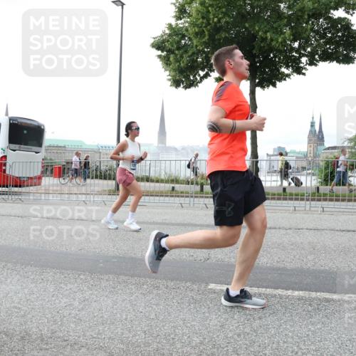 29.06.2025 - hella hamburg halbmarathon Lena Gebhardt http://msf.ph/oto/8460535 29.06.2025 10:31:52 Lombardsbrücke 1235, 1311, 1373, 1844, 1879, 2384, 2672, 2831, 2832, 3221, 3239, 3358, 3396, 3397, 3424, 3571, 3681, 3751, 3752, 3822, 4877, 4924, 4953, 5156, 5165, 5496, 5601, 5846, 5965, 6160, 6546, 6573, 6640, 6718, 6727, 7135, 7295, 7334, 7344, 7570, 7695, 7772, 7789, 7816, 7898, 8304, 8538, 8620, 8806, 9078, 9104, 9183, 9478, 9812, 9883, 10240, 10586, 11587, 13724, 16978, 17404, 17517, 17706 meine-sportfotos.de