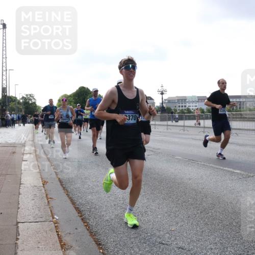 29.06.2025 - hella hamburg halbmarathon Lena Gebhardt http://msf.ph/oto/8460560 29.06.2025 09:54:47 Lombardsbrücke 12670, 18801, 3702, 1171, 1342, 1549, 1817, 1942, 2020, 2222, 2367, 2442, 2470, 2561, 2592, 2596, 2670, 2816, 2889, 2955, 3208, 3209, 3562, 4017, 4816, 4832, 5020, 5399, 5447, 5705, 5706, 5884, 6266, 6290, 6389, 6630, 6723, 6819, 6923, 6978, 6991, 7087, 7274, 7335, 7709, 7908, 8117, 8142, 8374, 8482, 8487, 8576, 8657, 8698, 8916, 8981, 9038, 9051, 9093, 9476, 9661, 9710, 9815, 9924, 10057, 10237, 11333 meine-sportfotos.de