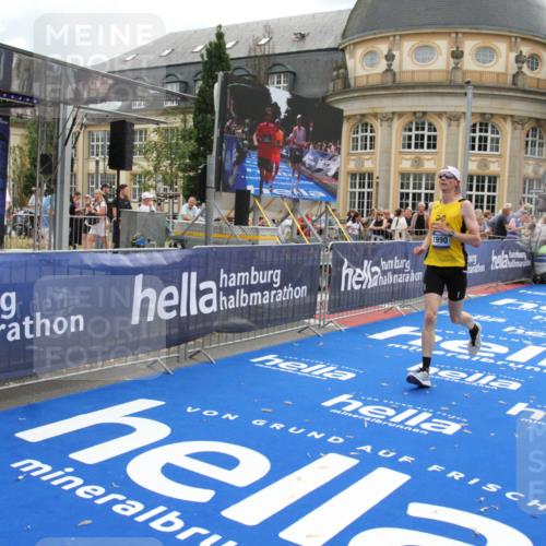 29.06.2025 - hella hamburg halbmarathon Michael Strokosch http://msf.ph/oto/8460627 29.06.2025 10:32:45 Ziel 1990, 7965, 8062, 12987, 13961, 14028, 15054, 16619, 17117, 17151 meine-sportfotos.de