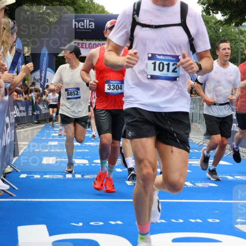 29.06.2025 - hella hamburg halbmarathon Strokosch-Dieckow http://msf.ph/oto/8460638 29.06.2025 10:47:28 Ziel 51, 1012, 1070, 1320, 1592, 1696, 2274, 2284, 2839, 2869, 2953, 3304, 5532, 5650, 5889, 6009, 8023, 8234, 8693, 8852, 8927, 9305, 10423, 10969, 11021, 11077, 11491, 12870, 13223, 13303, 14619, 15350, 15451, 15479, 15923, 16089, 16819, 17846, 17905, 18104, 18758, 18974, 19181 meine-sportfotos.de