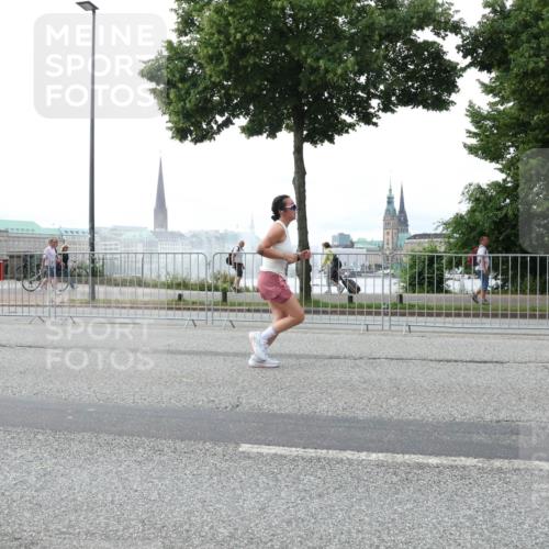 29.06.2025 - hella hamburg halbmarathon Lena Gebhardt http://msf.ph/oto/8460680 29.06.2025 10:31:52 Lombardsbrücke 1235, 1311, 1373, 1844, 1879, 2384, 2672, 2831, 2832, 3221, 3239, 3358, 3396, 3397, 3424, 3571, 3681, 3751, 3752, 3822, 4877, 4924, 4953, 5156, 5165, 5496, 5601, 5846, 5965, 6160, 6546, 6573, 6640, 6718, 6727, 7135, 7295, 7334, 7344, 7570, 7695, 7772, 7789, 7816, 7898, 8304, 8538, 8620, 8806, 9078, 9104, 9183, 9478, 9812, 9883, 10240, 10586, 11587, 13724, 16978, 17404, 17517, 17706 meine-sportfotos.de
