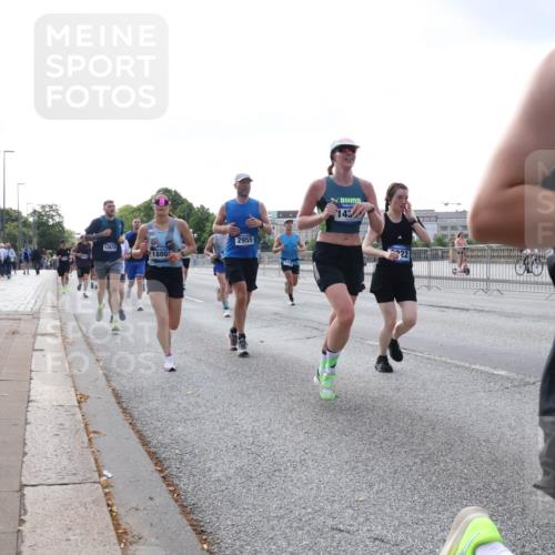 29.06.2025 - hella hamburg halbmarathon Lena Gebhardt http://msf.ph/oto/8460691 29.06.2025 09:54:47 Lombardsbrücke 12670, 1880, 2955, 143, 1171, 1342, 1549, 1817, 1942, 2020, 2222, 2367, 2442, 2470, 2561, 2592, 2596, 2670, 2816, 2889, 2955, 3208, 3209, 3562, 4017, 4816, 4832, 5020, 5399, 5447, 5705, 5706, 5884, 6266, 6290, 6389, 6630, 6723, 6819, 6923, 6978, 6991, 7087, 7274, 7335, 7709, 7908, 8117, 8142, 8374, 8482, 8487, 8576, 8657, 8698, 8916, 8981, 9038, 9051, 9093, 9476, 9661, 9710, 9815, 9924, 10057, 10237, 11333 meine-sportfotos.de