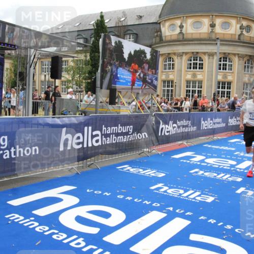 29.06.2025 - hella hamburg halbmarathon Michael Strokosch http://msf.ph/oto/8460739 29.06.2025 10:32:46 Ziel 1990, 7965, 8062, 12987, 13961, 14028, 15054, 16619, 17117, 17151 meine-sportfotos.de
