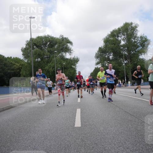 29.06.2025 - hella hamburg halbmarathon Luisa Fischer http://msf.ph/oto/8460758 29.06.2025 10:38:53 Kennedybrücke 8705, 12019, 2412, 9470, 15612, 18054, 2412, 3828, 6867, 8567, 9470, 9819, 10565 meine-sportfotos.de