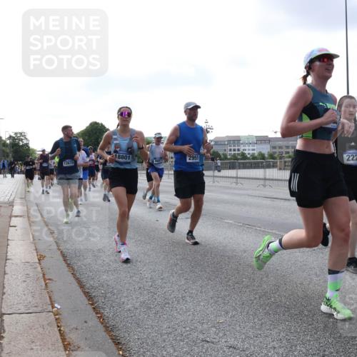29.06.2025 - hella hamburg halbmarathon Lena Gebhardt http://msf.ph/oto/8460785 29.06.2025 09:54:48 Lombardsbrücke 18801, 2955, 12670, 2222, 1171, 1342, 1549, 1817, 1942, 2020, 2222, 2367, 2442, 2470, 2561, 2592, 2596, 2670, 2816, 2889, 2955, 3208, 3209, 3562, 4017, 4816, 4832, 5020, 5399, 5447, 5705, 5706, 5884, 6266, 6290, 6389, 6723, 6819, 6923, 6978, 6991, 7087, 7274, 7335, 7659, 7709, 7908, 8117, 8142, 8374, 8482, 8487, 8576, 8657, 8698, 8916, 8981, 9038, 9051, 9093, 9476, 9661, 9710, 9815, 9924, 10057, 10237, 11333 meine-sportfotos.de
