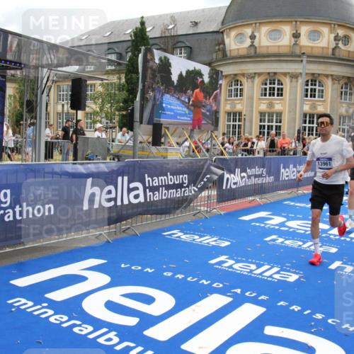 29.06.2025 - hella hamburg halbmarathon Michael Strokosch http://msf.ph/oto/8460790 29.06.2025 10:32:46 Ziel 1990, 7965, 8062, 12987, 13961, 14028, 15054, 16619, 17117, 17151 meine-sportfotos.de