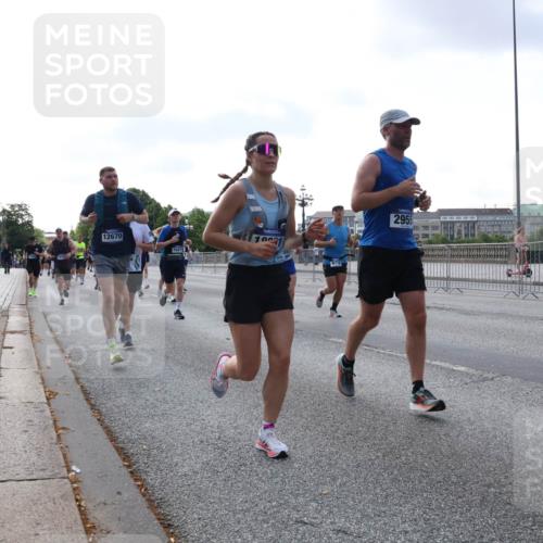 29.06.2025 - hella hamburg halbmarathon Lena Gebhardt http://msf.ph/oto/8460840 29.06.2025 09:54:48 Lombardsbrücke 12670, 1547, 101, 2955, 1171, 1342, 1549, 1817, 1942, 2020, 2222, 2367, 2442, 2470, 2561, 2592, 2596, 2670, 2816, 2889, 2955, 3208, 3209, 3562, 4017, 4816, 4832, 5020, 5399, 5447, 5705, 5706, 5884, 6266, 6290, 6389, 6723, 6819, 6923, 6978, 6991, 7087, 7274, 7335, 7659, 7709, 7908, 8117, 8142, 8374, 8482, 8487, 8576, 8657, 8698, 8916, 8981, 9038, 9051, 9093, 9476, 9661, 9710, 9815, 9924, 10057, 10237, 11333 meine-sportfotos.de